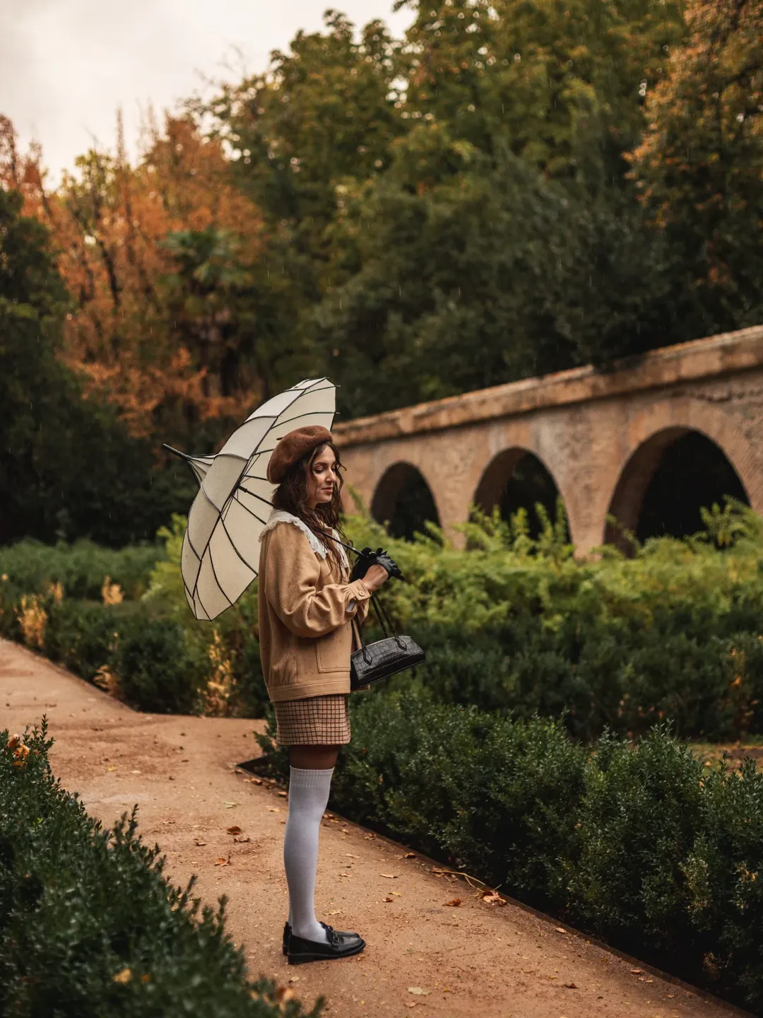 Обложка для статьи: Когда Гранада Становится Золотой: Осенний Свет и Листопад — Журнал Zihman Photo